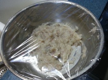 step4: 包保鮮紙放入雪櫃雪凍,起碼雪4小時以上,最好雪過夜(蝦膠要經過雪凍才夠彈牙)