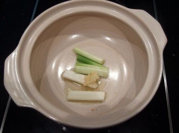 step4: 準備一個小土鍋,放入一小匙油熱鍋後將蔥白及蒜末,薑泥一起炒香。