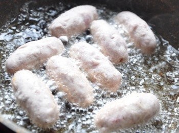 step3: 備熱油，將芋球下鍋炸至金黃