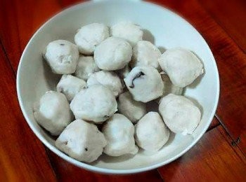 step1: 先洗淨花枝丸、青蔥切段，備用，【澎湖野生水產的產品皆通過政府檢驗及SGS認證，讓大家吃得更安心， 更是五星級飯店主廚指定<span class="group_1">食材</span>，讓大家有實惠價格輕鬆吃到頂級<span class="group_1">食材</span>。】