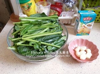 step1: 菠菜洗淨切半 , 鹹蛋 , 皮蛋去殼