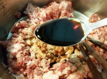 step3: 將鹽，白胡椒，醬油，蛋白加入豬肉中攪拌至有微黏稠感即可。