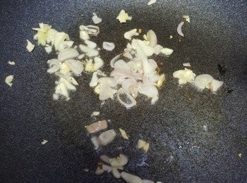 step1: 熱鑊下油，大火加入乾葱和蒜頭爆香