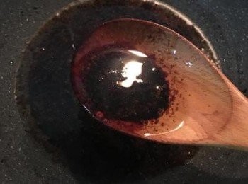 step5: 過1-2分鐘油溫下降時就可把調味料都倒進油裡，開小火滾一下即可。