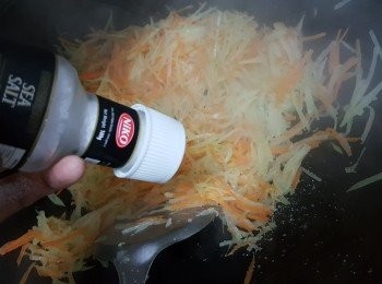 step5: 大火炒至混合軟身，磨入適量海鹽炒勻