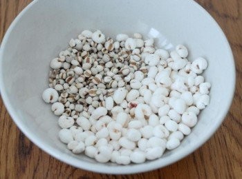 step1: 左面是生薏米，右面是熟薏米。先將生熟薏米沖水，然後浸一小時。將生熟薏仁放入大煲內，加入水，用中火煮沸，然後轉小火煮40分鐘