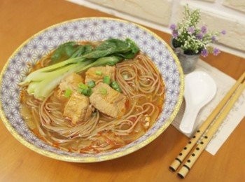 step7: 充滿香氣的紅燒豬肉麵~~撒上些許蔥花看起來好美味&gt;////