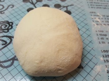 step2: 麵團起筋及拉出薄膜成球型。