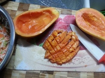 step4: 用匙羹刮去木瓜籽,再刮出木瓜肉切粒(木瓜不要刮太淋,否則會穿洞)