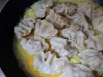 step2: 蛋皮5分熟時將水餃一一排放上