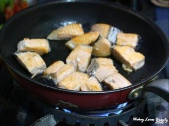 step3: 先將鮭魚塊放在平底鍋煎至各面金黃撈起備用