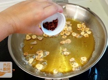 step5: 掉走蝦頭蝦殼，落蒜片炒至金黃色，再落辣椒乾快炒