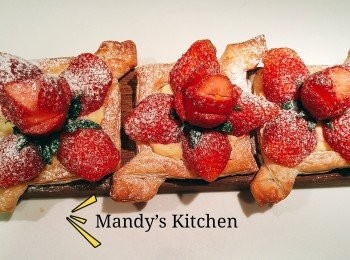 step6: 堆砌士多啤梨上面,最後再撒上防潮糖霜即成。