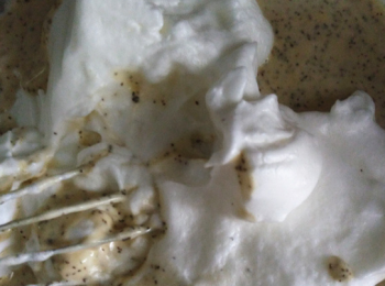 step6: 預熱烤箱170度，取三分之一蛋白霜放入蛋黃糊中用手動打蛋器攪拌至無硬塊後，用刮刀從盆邊翻拌一圈避免混合不均。