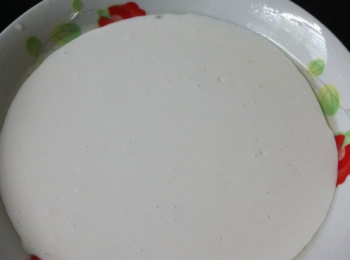 step3: 盤子表面抹一層油，把2倒入盤子。
