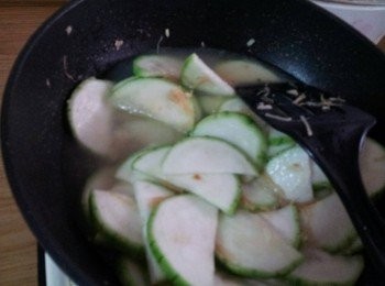 step4: 加入絲瓜拌炒均勻後再加入二~三碗的水 , 蒸干貝的水也要加進去哦 ~