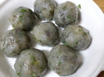 step7: 放到已掃上少許油的盤子中 , 燒滾一鍋水 , 把蝦堡加入用大火蒸6~7分鐘即可