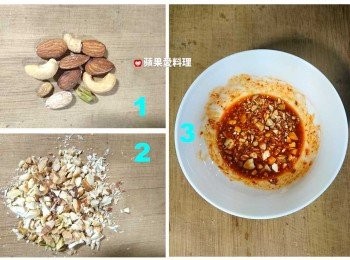 step5: 調沾醬：堅果剁碎備用。拿出碗，放入辣炒年糕醬、蜂蜜、堅果碎，用湯匙拌勻即可。