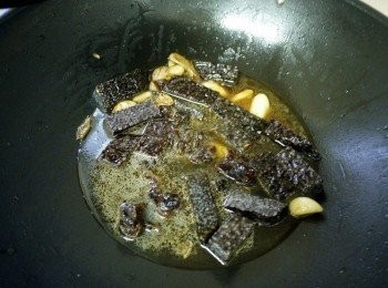 step3: 下所有的<span class="group_3">調味</span>與泡桂圓乾的米酒~加少許的水煨至收汁止