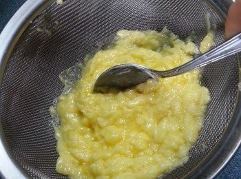 step8: 再將全雞蛋液24g加入牛油中拌勻