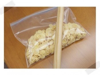 step2: 將玉米片放入夾鏈袋中~~ 用棍子壓碎!!!