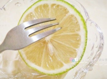 step4: 《檸檬冰磚》❹　用小叉子戳戳檸檬，使方便擠檸檬汁。