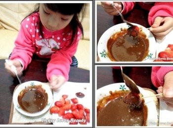 step3: 步驟3> 先使用竹叉固定住草莓蒂頭位置之後，再沾上剛才巳先溶解的巧克力泥。