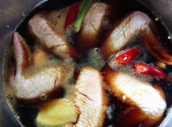 step3: 所有材料連同可樂、醬油放進電鍋內鍋，外鍋放1米杯水，按下去，等跳起後，就開吃啦