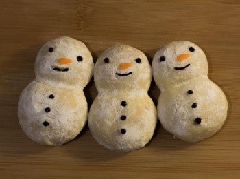 step14: 用已溶朱古力畫上圖案（因餅面之糖粉會令朱古力附不著曲奇，如有此情況需要於畫前用牙簽輕輕刮走該位置之糖份）