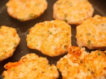 step4: 再來起油鍋，將蝦泥捏成圓餅狀下鍋煎熟就完成了。