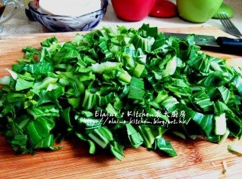 step3: 小棠菜加少許鹽 , 加水浸過面靜待10分鐘後 , 將小棠菜切碎 , 用水沖洗及瀝乾