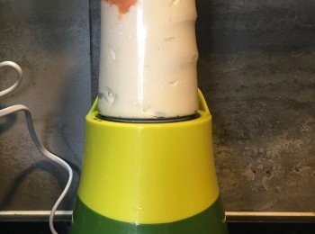 step4: 將一半血橙，一半乳酪放入blender blend!
份量唔好多過雪糕機膽。