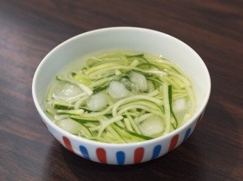 step4: 青瓜去籽，切走頭尾後，切粗絲，用冰水浸約 5 分鐘後隔乾水備用