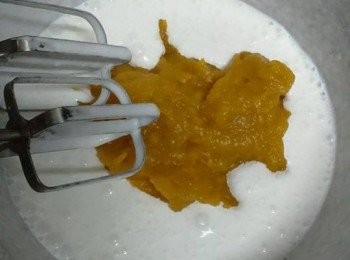 step8: e.將南瓜蓉倒入打發的淡忌廉中，打至混合成南瓜糊