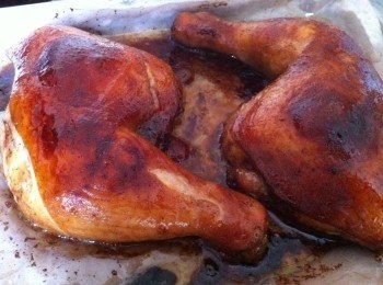 step2: 取出雞腿，利用刷子沾上烤盤的雞汁，刷一層在雞腿表面，然後在送進烤箱烤30分鐘，或至雞腿熟透即可。
取出待涼剁塊即可。