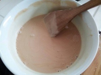 step5: 把黑糖水和糯米粉拌至無粉粒狀態 ( 可以過篩一次 , 粉漿會更滑順 )