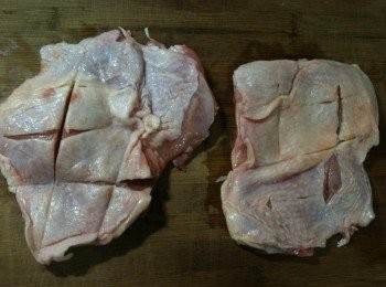 step1: 在去骨雞腿帶皮那面劃數刀（目的是使肉更快熟，且使調味更入味）。