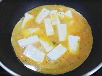 step4: 豆腐有煎黃黃的樣子後倒入蛋液下去~~ 邊緣開始凝固後轉成小火!!