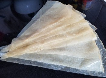 step8: 腐皮，一般都是圓形，重複對摺裁切成12塊三角形