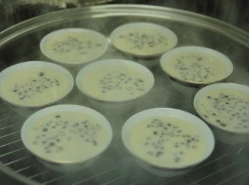 step6: 然後再攪拌粉漿，倒入碗內，再加入紅豆