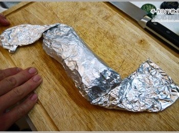 step10: 10.將錫箔紙像捲糖果一樣捲起。