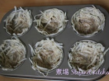 step3: 焗盤塗上牛油，把薯絲盡量薄平均放在cupcake模上，預熱焗爐180度，焗15分鐘 
(盡量少蛋汁在模內)