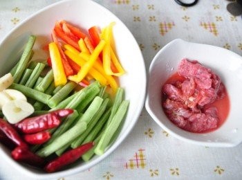 step1: 備料如圖:將牛肉片以少許玉米粉+香油+醬油抓捏醃漬一下，四季豆切段、彩椒切細條、蒜頭切片、乾辣椒備用