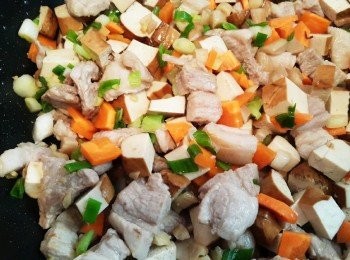 step4: 將豆干丁加入步驟3煸出豆干香味表面赤赤再倒入菜脯 紅蘿蔔一起翻炒加入醬油,辣豆瓣醬,米酒調味