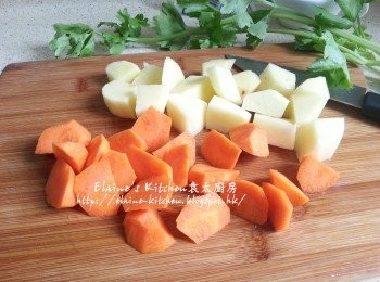 step4: 分別將薯仔 , 甘旬切細件 , 洋蔥切條