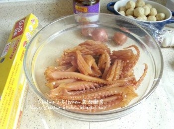 step1: 魷魚鬚切細條 , 魷魚頭切半後放入大碗內 , 加入<span class="group_2">醃料</span>拌勻蓋上保鮮紙靜待30分鐘