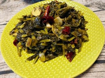 step3: 雪菜用水泡一下，放鍋裡翻炒幾下，盛起備用。