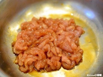 step1: 豬肉絲先用醬油、米酒醃漬30分鐘