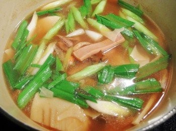 step8: 完成前再加入剩下的蒜白及蒜苗,煮熟即可熄火。