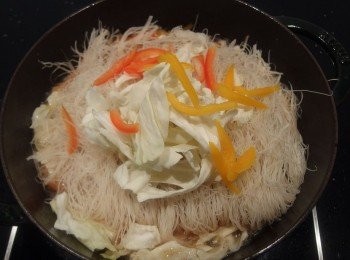 step12: 放入米粉和剩下一半的<span class="group_4">配菜</span>。